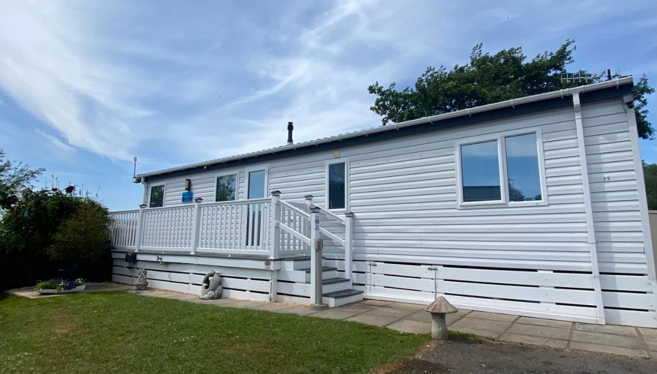 Lodge On The Lake At Lakeside Holiday Park Chichester Exterior foto