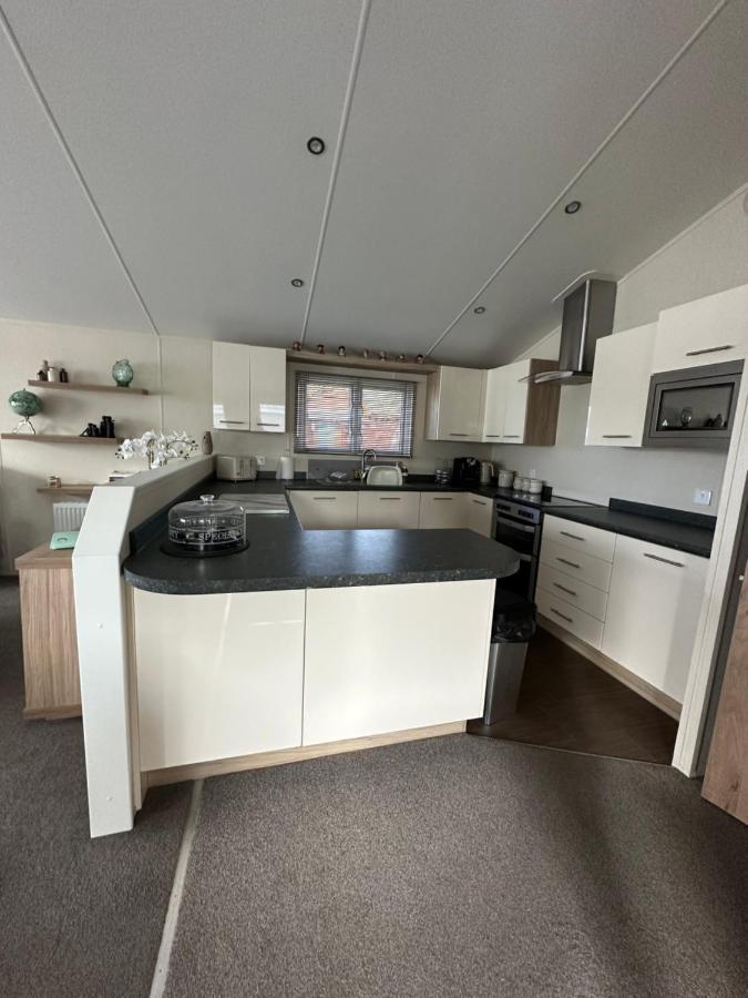 Lodge On The Lake At Lakeside Holiday Park Chichester Exterior foto