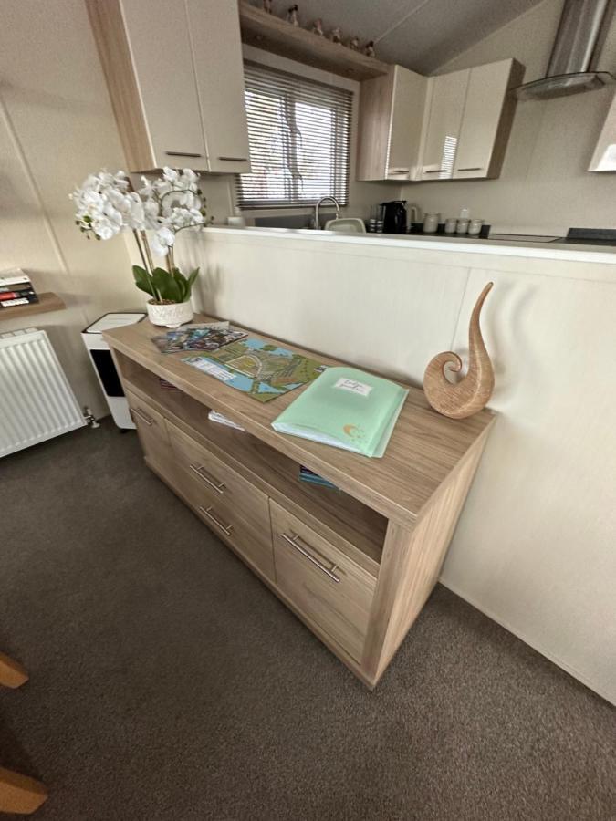 Lodge On The Lake At Lakeside Holiday Park Chichester Exterior foto