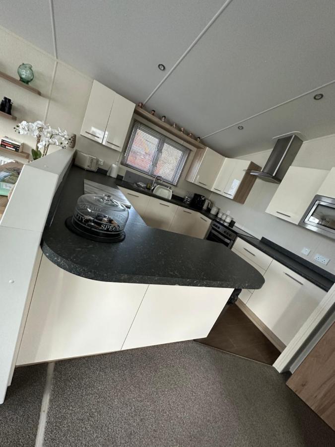 Lodge On The Lake At Lakeside Holiday Park Chichester Exterior foto