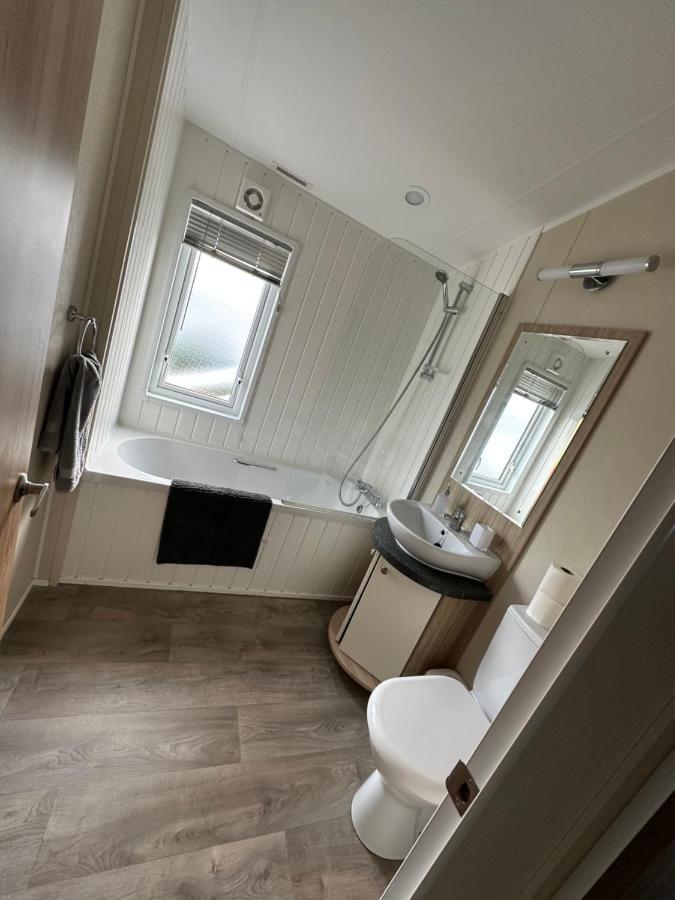 Lodge On The Lake At Lakeside Holiday Park Chichester Exterior foto